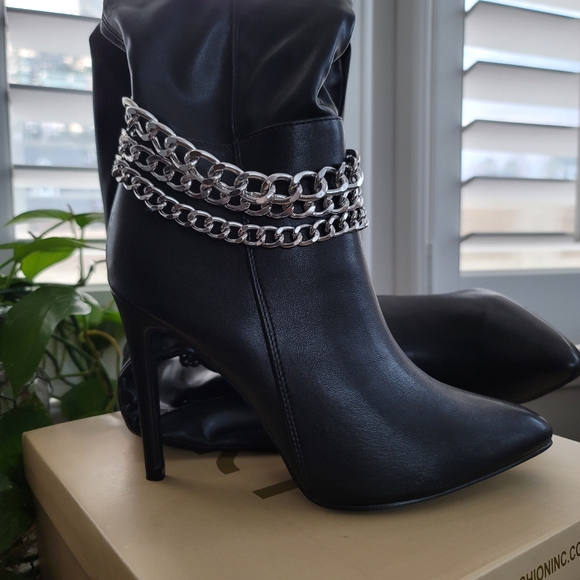 Black Boots - Picture 4 of 7
